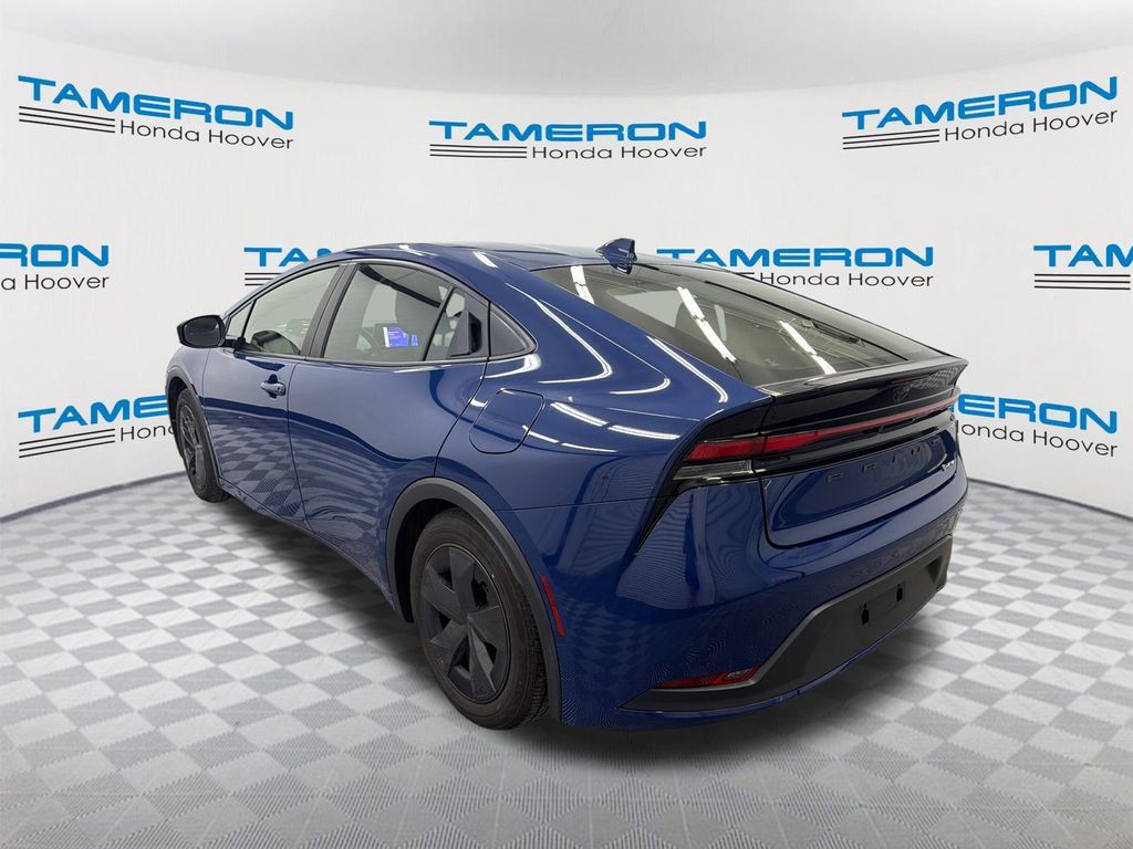 Used 2024 Toyota Prius LE FWD image 3