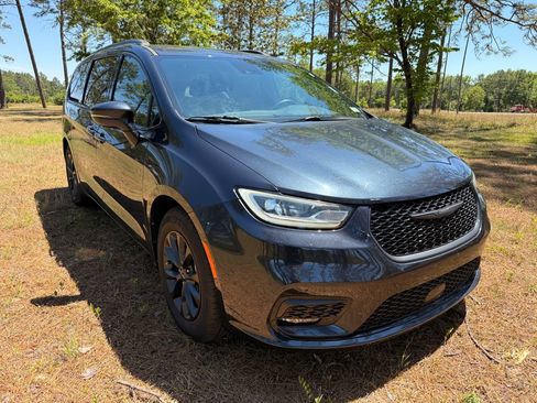 Used 2021 Chrysler Pacifica Touring w/ S Appearance Package FWD image 7