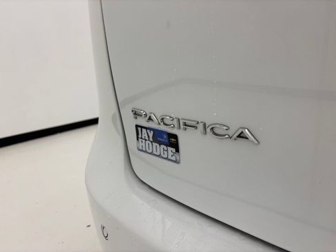Used 2023 Chrysler Pacifica Limited FWD image 23