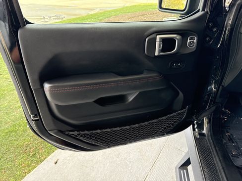 Used 2022 Jeep Wrangler Unlimited Rubicon w/ LED Lighting Group AWD/4WD image 14