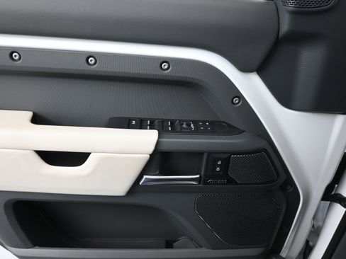 Used 2023 Land Rover Defender 110 X-Dynamic SE image 13