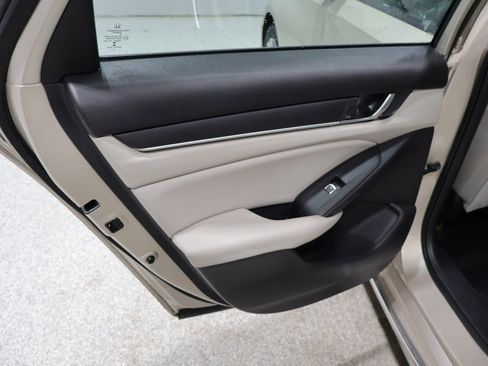 Used 2018 Honda Accord EX image 19