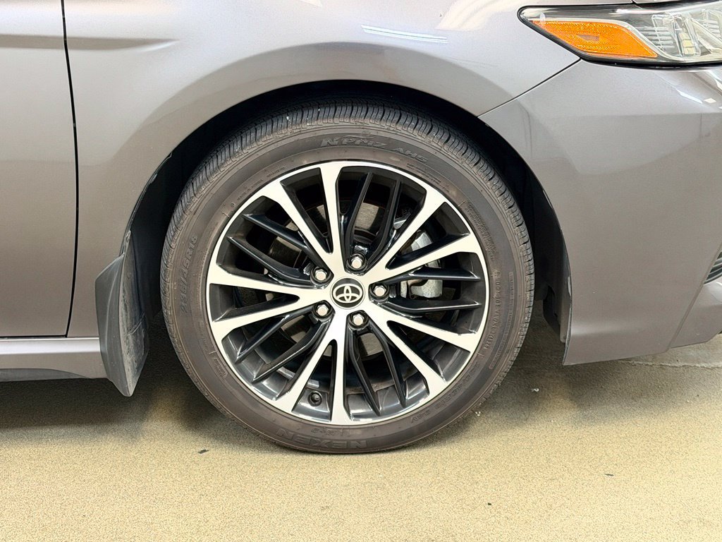 Used 2020 Toyota Camry SE FWD image 4