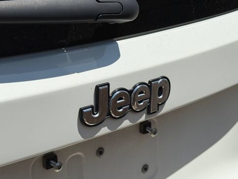 Used 2023 Jeep Renegade Latitude AWD/4WD image 10