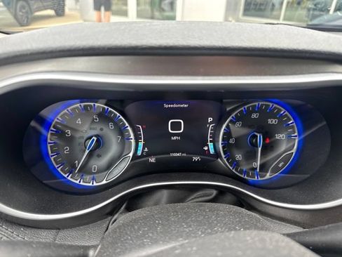 Used 2017 Chrysler Pacifica Limited FWD image 12