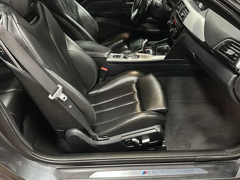 Used 2018 BMW M4 Convertible image 22