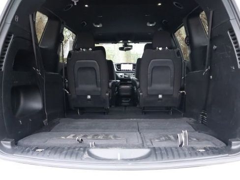 Used 2023 Chrysler Pacifica Touring image 16