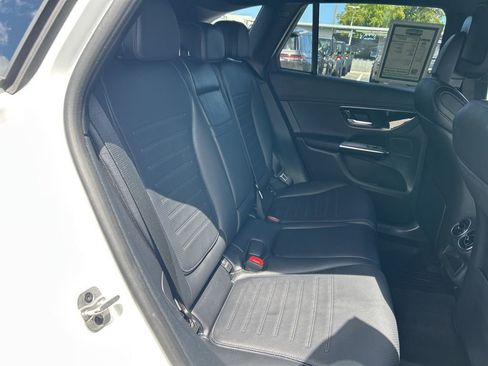 Used 2025 Mercedes-Benz GLC 300 4MATIC image 23