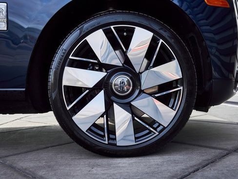 Used 2022 Rolls-Royce Cullinan w/ Cullinan Package image 22