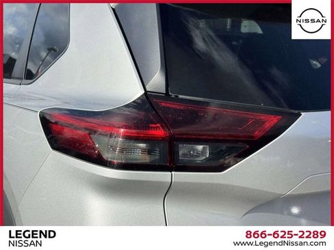 Used 2022 Nissan Rogue SV image 11