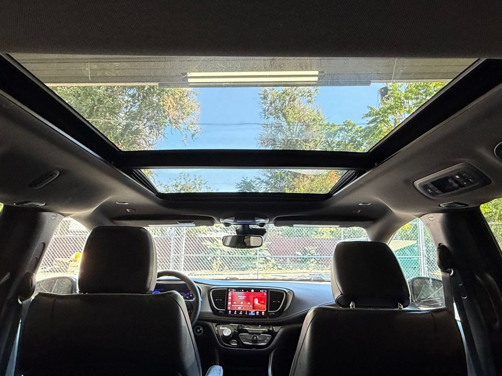 Used 2025 Chrysler Pacifica Limited FWD image 30