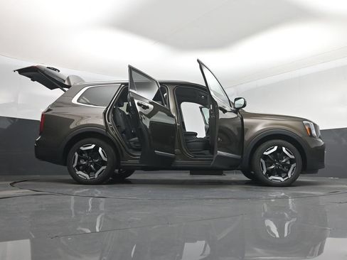 Certified 2025 Kia Telluride S FWD image 7