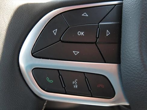 Used 2025 Chrysler Pacifica Select FWD image 13