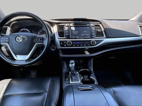 Used 2017 Toyota Highlander XLE AWD/4WD image 16