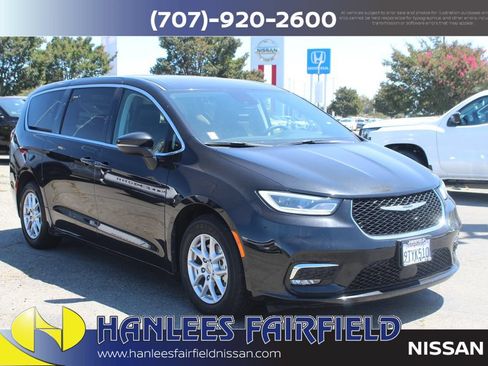 Used 2023 Chrysler Pacifica Touring-L FWD image 5