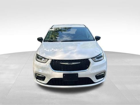 Used 2024 Chrysler Pacifica Touring-L FWD image 9