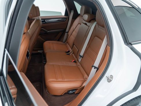 Certified 2023 Porsche Cayenne Platinum Edition AWD/4WD image 28