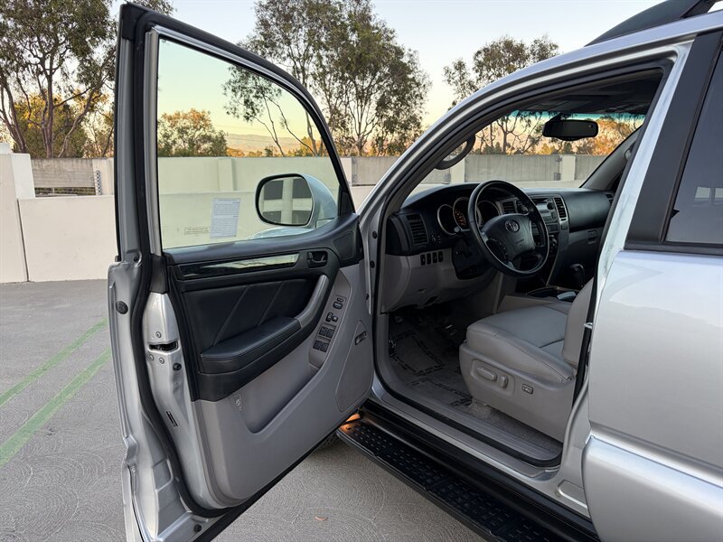 Used 2006 Toyota 4Runner Limited w/ Preferred Accessory Pkg RWD image 13