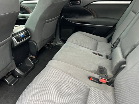 Used 2019 Toyota Highlander LE image 12