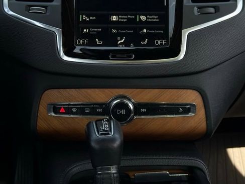 Used 2022 Volvo XC90 T6 Momentum w/ Climate Package image 27