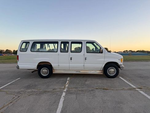 Used 1998 Ford E-350 and Econoline 350 Club Wagon RWD image 4