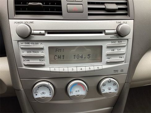 Used 2011 Toyota Camry LE image 19