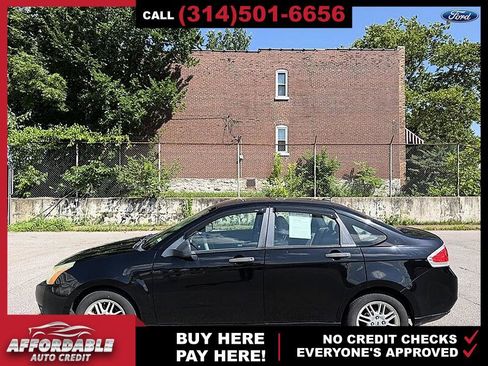 Used 2010 Ford Focus SE FWD image 2