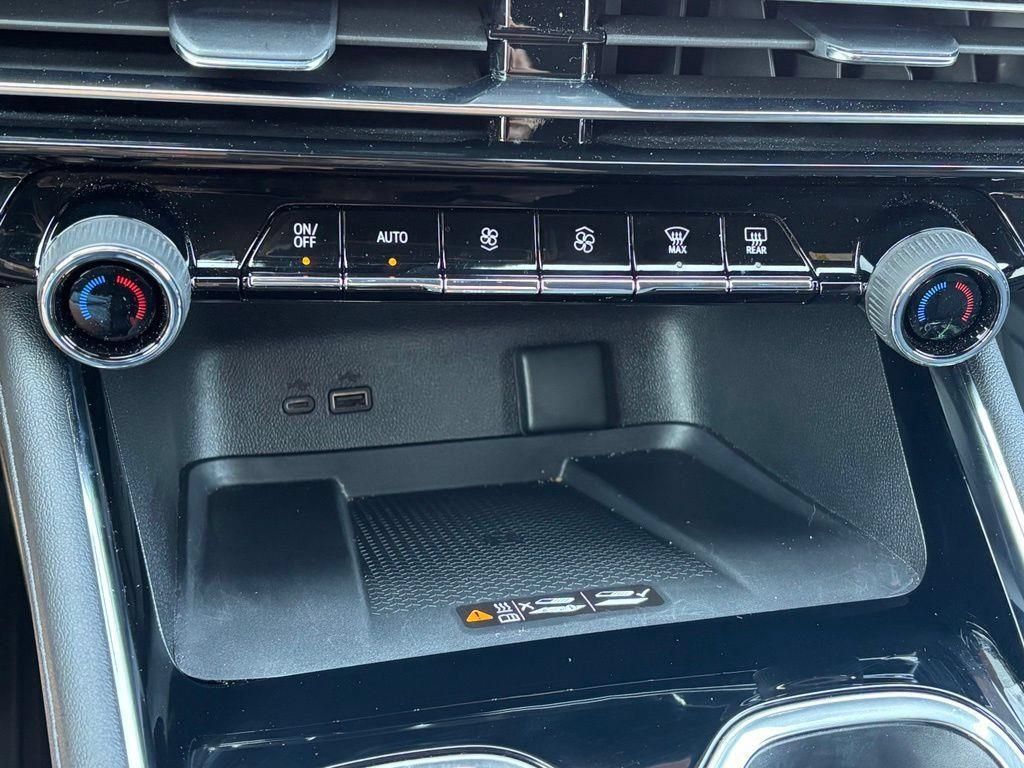 Used 2026 Chevrolet Traverse RS w/ LPO, Floor Liner Package AWD/4WD image 19