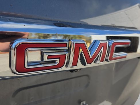 Used 2021 GMC Acadia SLT image 15