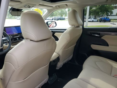 Certified 2025 Toyota Highlander Limited FWD image 13