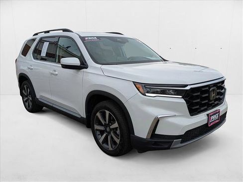 Used 2025 Honda Pilot Touring image 3