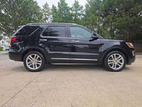 Used 2017 Ford Explorer Limited w/ Equipment Group 301A AWD/4WD image 6