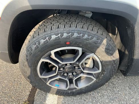 Used 2022 Jeep Grand Cherokee Trailhawk AWD/4WD image 3
