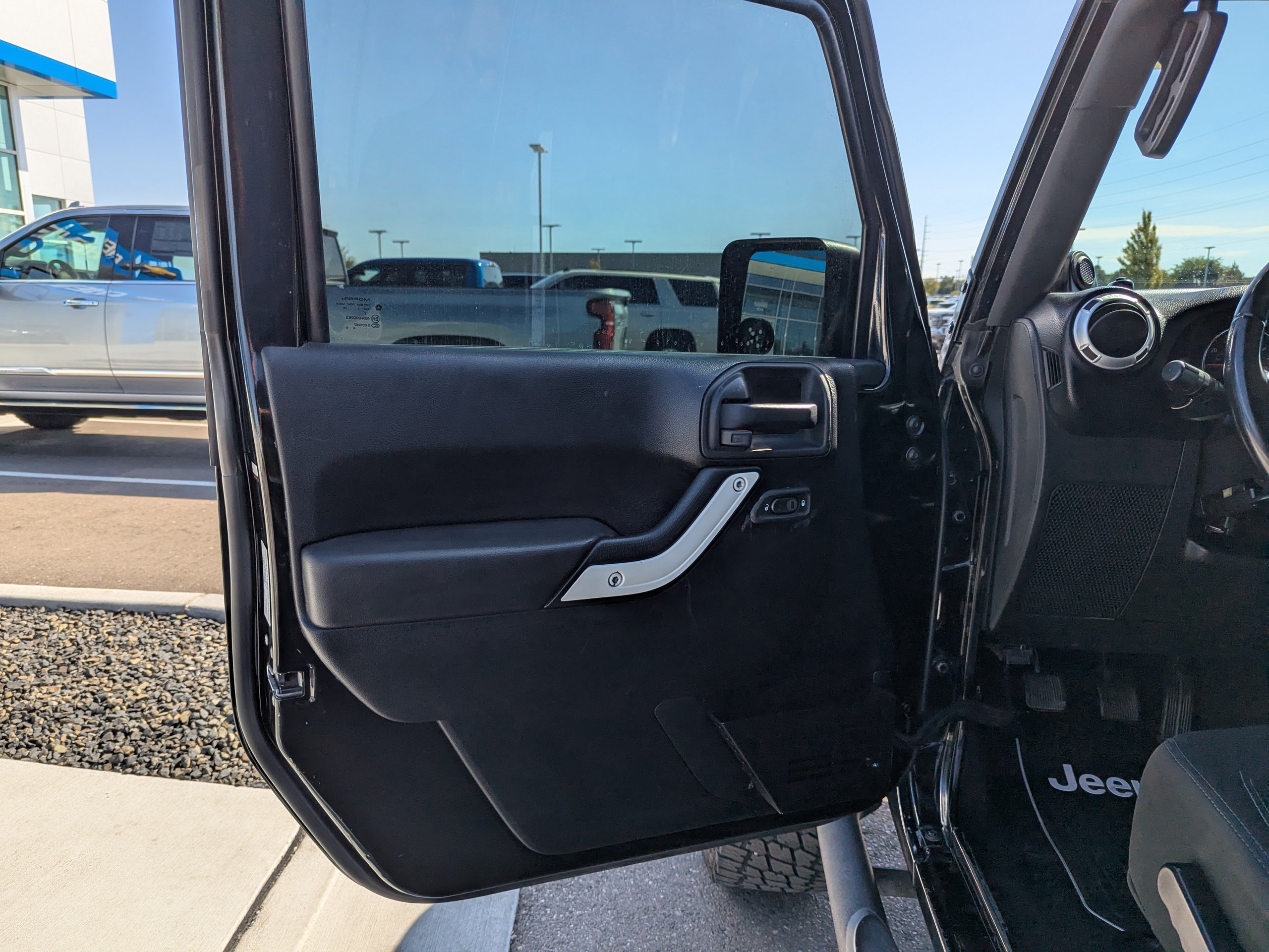 Used 2013 Jeep Wrangler Unlimited Sahara w/ Connectivity Group AWD/4WD image 10
