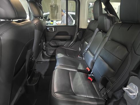 Used 2019 Jeep Wrangler Unlimited Sahara AWD/4WD image 13