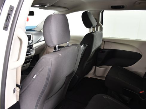Used 2022 Chrysler Voyager LX image 44