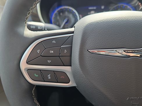 Used 2023 Chrysler Pacifica Limited AWD/4WD image 24