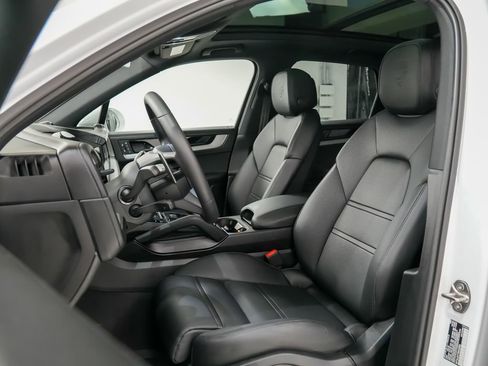 Certified 2025 Porsche Cayenne S image 5