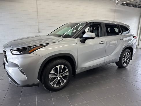 Used 2025 Toyota Highlander XLE AWD/4WD image 4