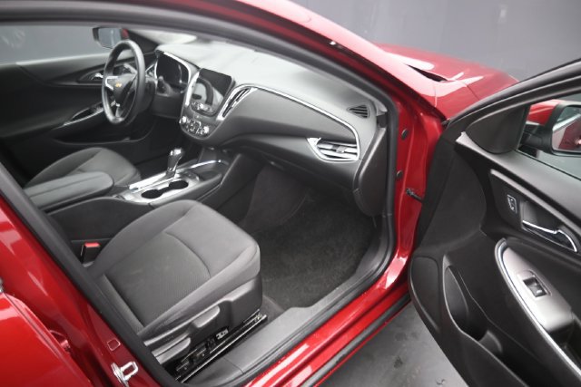 Used 2017 Chevrolet Malibu LT FWD image 9