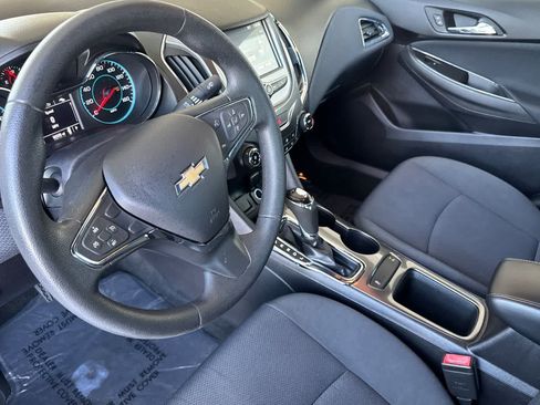 Used 2017 Chevrolet Cruze LT w/ Convenience Package FWD image 11