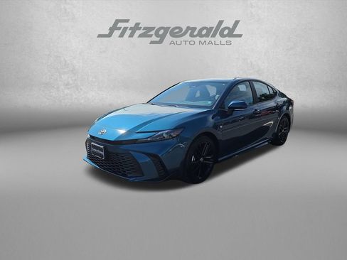 Used 2025 Toyota Camry SE FWD image 3