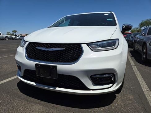 Used 2023 Chrysler Pacifica Limited FWD image 7