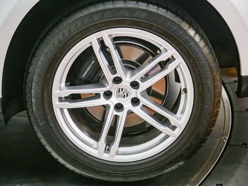 Certified 2023 Porsche Macan AWD/4WD image 14