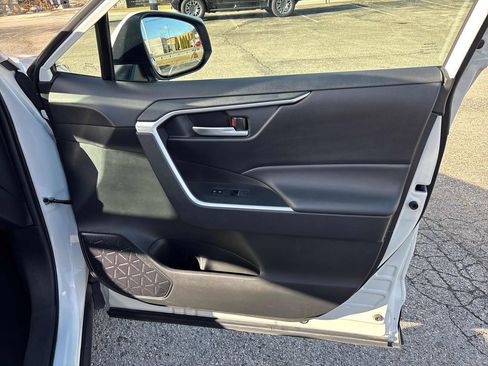 Used 2025 Toyota RAV4 XLE image 31