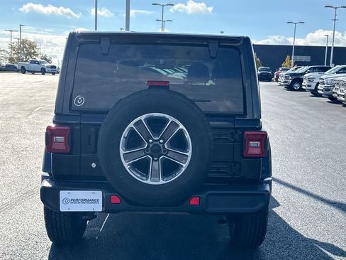 Used 2018 Jeep Wrangler Unlimited Sahara image 4