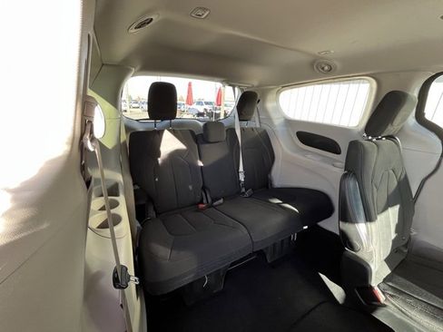 Used 2019 Chrysler Pacifica Touring image 38