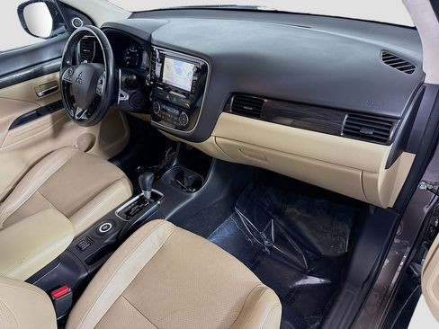 Used 2016 Mitsubishi Outlander GT image 29