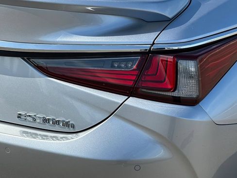 Certified 2025 Lexus ES 300h w/ Premium Package FWD image 25