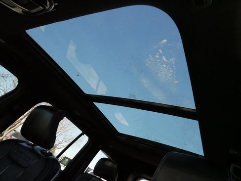 Used 2022 Jeep Grand Cherokee Overland w/ Luxury Tech Group IV image 35